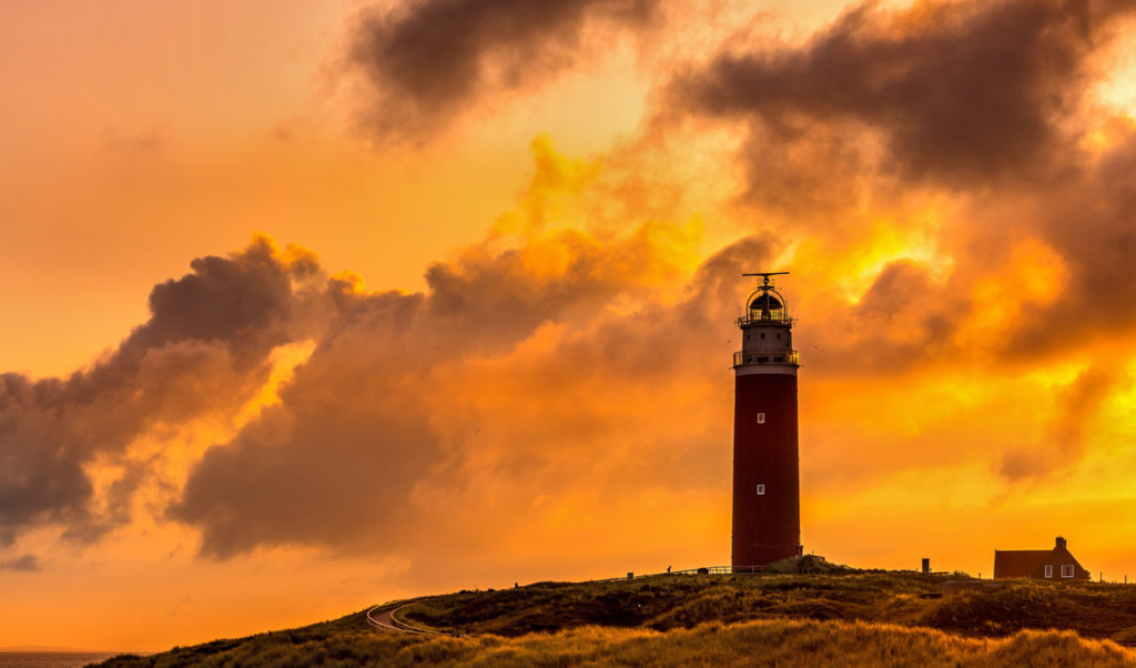 Warm gekleurde luchten bij de vuurtoren in het noorden van Texel