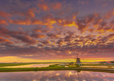 Molen in het landschap omringd door warme luchten