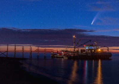 Boot in de nacht met een sterrenhemel op de achtergrond foto gemaakt door Andy Luberti