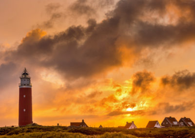 Vuurtoren in rood oranje lucht en wolken foto gemaakt door landschapsfotograaf Andy Luberti