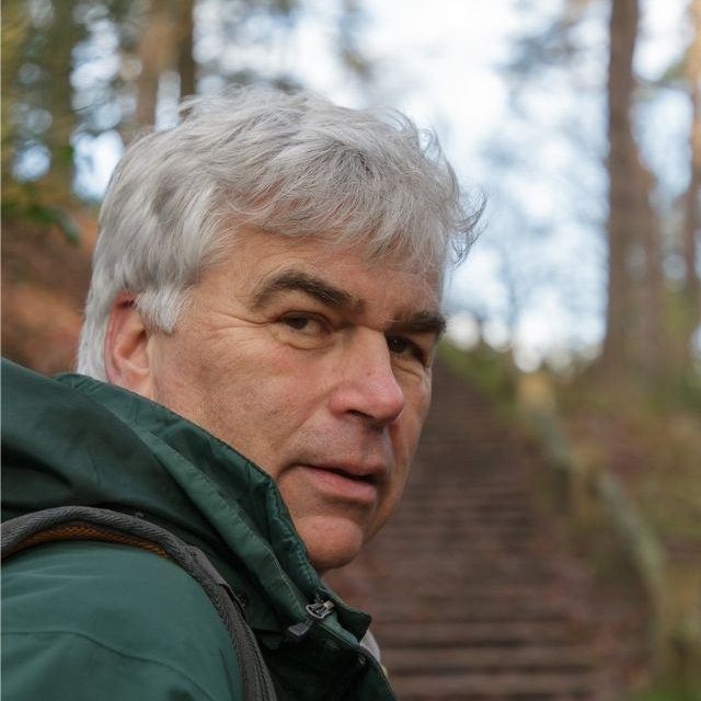 Portret-bij-trap-640-960-min