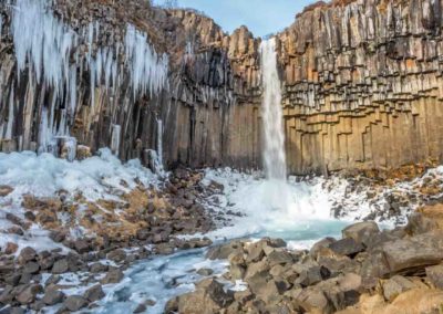 Bevroren Svartifoss waterval in-Vatnajokull-national-park-fotoreis-IJsland.j