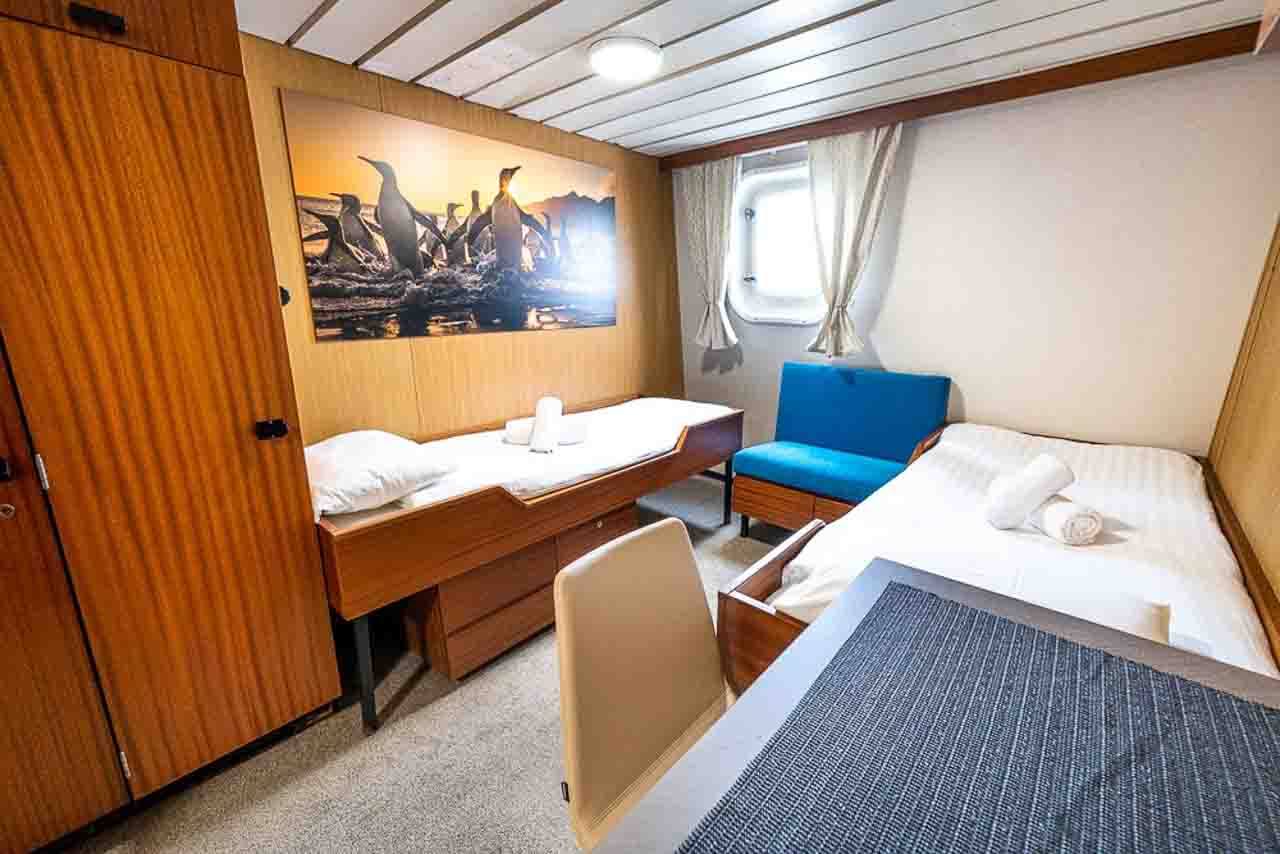 505# Cabine voor 2 personen met privé badkamer, 2 aparte 1-persoonsbedden, 1 raam en 1 tafel