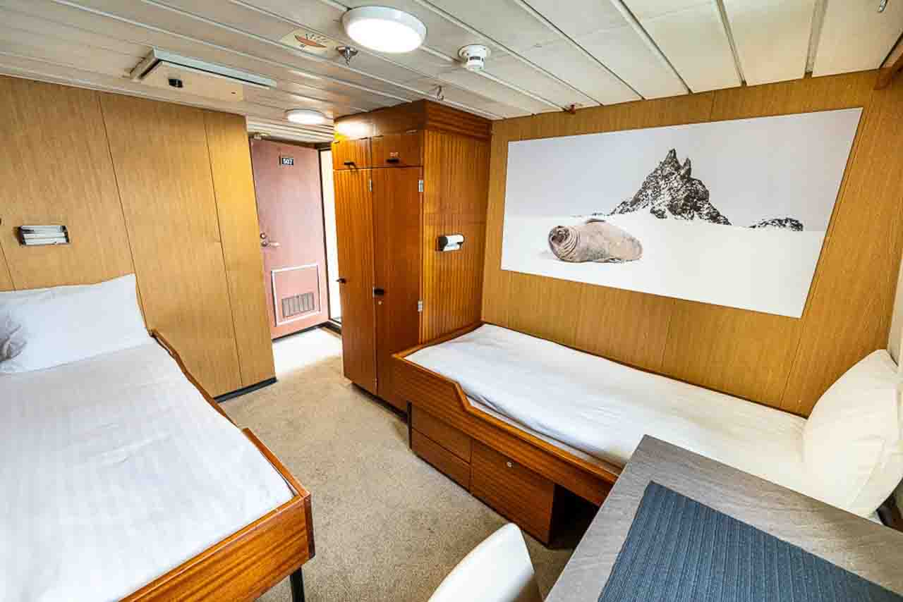 507# Cabine voor 2 personen met privé badkamer, 2 aparte 1-persoonsbedden, 1 raam en 1 tafel