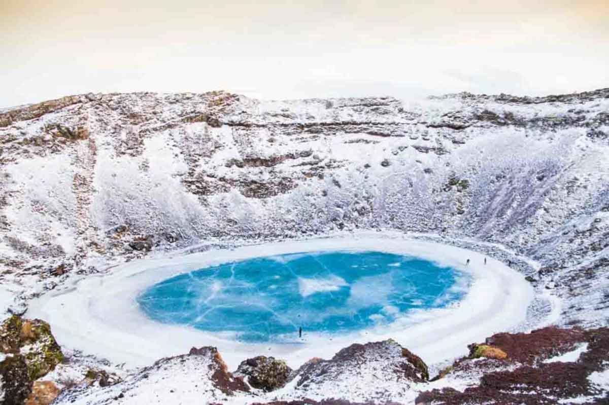 Bergen-met-meer-Fotoreis-Ijsland-landschapsfotografie-met-winterse-omstandigheden