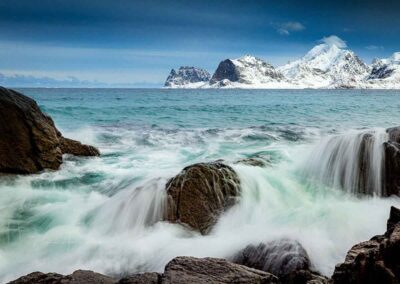 de zee die langs de rotsen stroomt - winter-op-lofoten - nando harmsen -