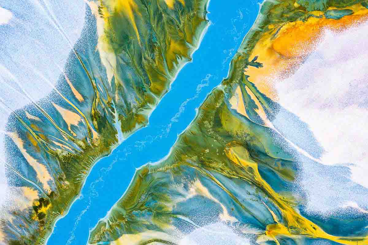 droneshot van een rivier stroomt door landschap - Gheorghe Popa - nature talks photo festival Cuejdel meer foto gemaakt door fotograaf Gheorghe Poppa Nature Talks Fotofestival
