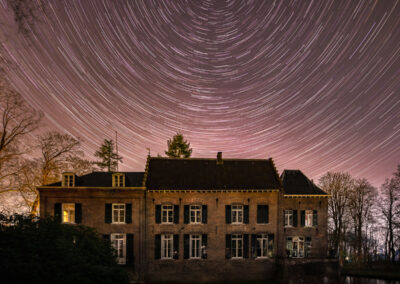 sterrenhemel boven een gebouw - sterrensporen - nando harmsen - NPOTY