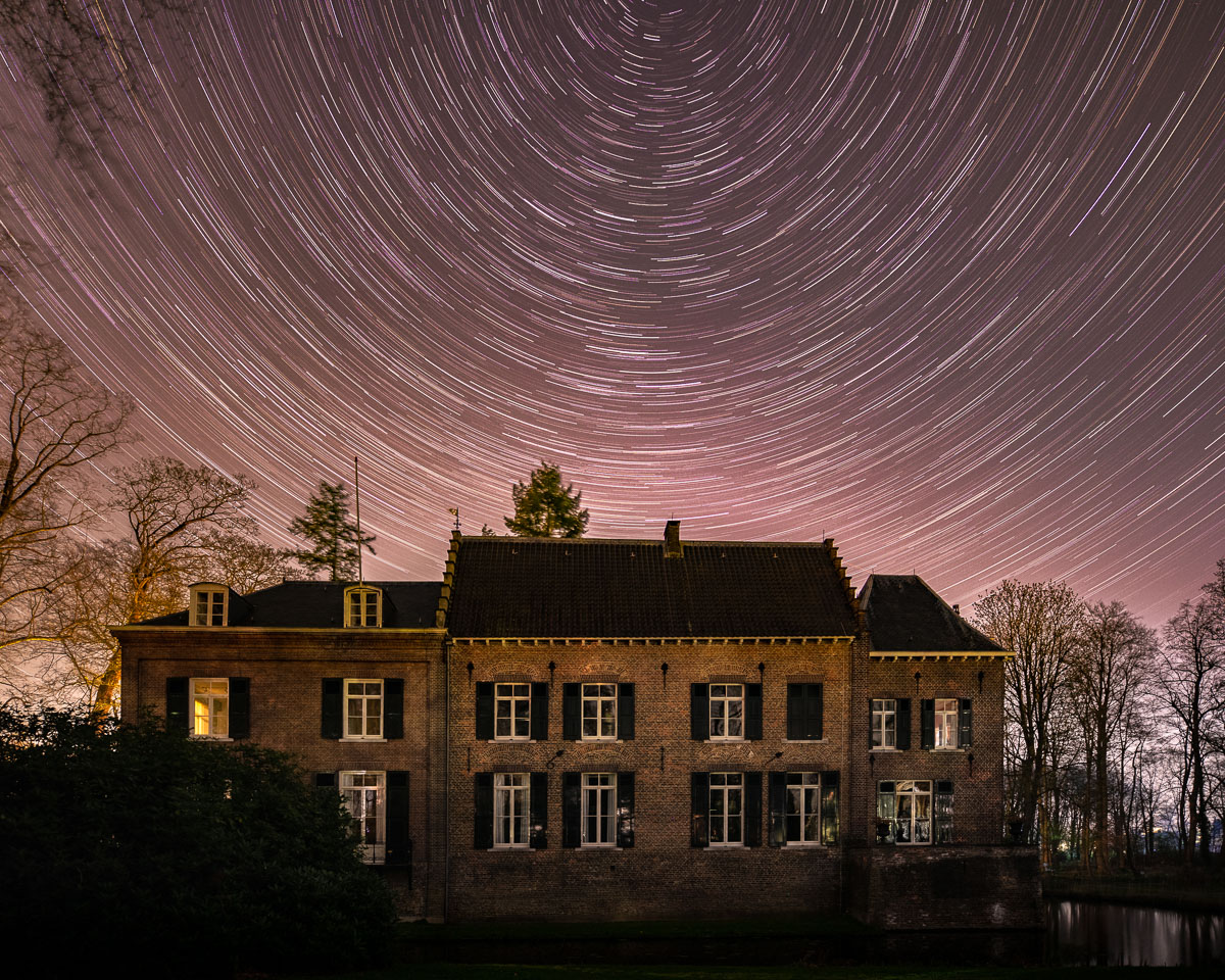 sterrenhemel boven een gebouw - sterrensporen - nando harmsen - NPOTY Vos Manon Bruijn Nature Talks Fotofestival