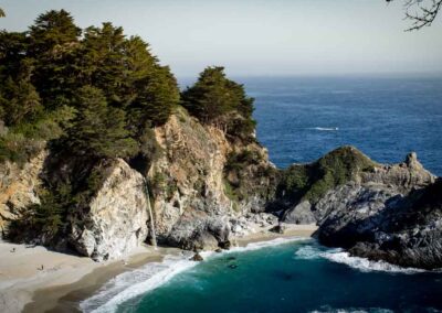 Waterval aan de kust van Californië