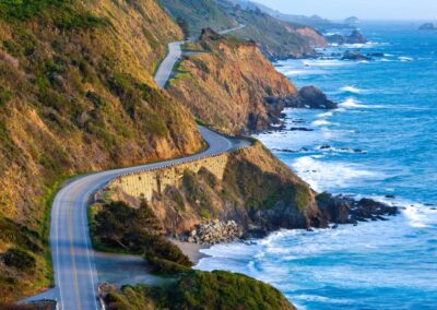 Snelweg aan kust Californië