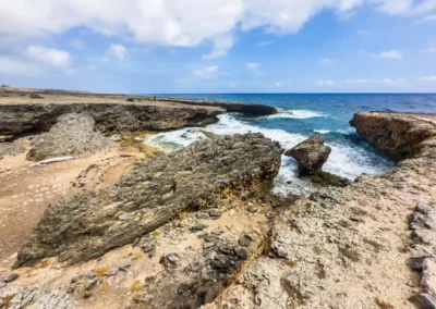Ruige rotskust en branding in Nationaal Park Shete Boka op Curaçao