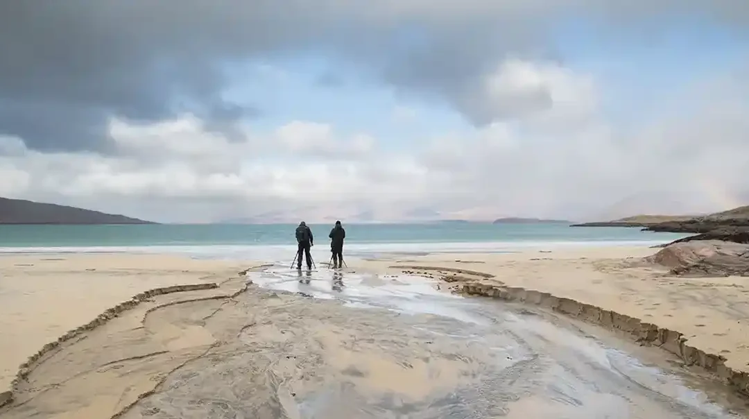 Het strand van Harris and Lewis in Schotland met prachtige structuren